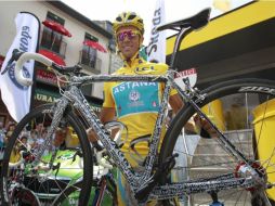 El ciclista Alberto Contador muestra su nueva bicicleta. AP  /