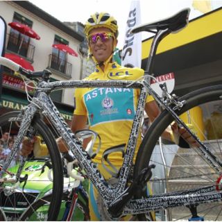 Contador compite con bicicleta nueva