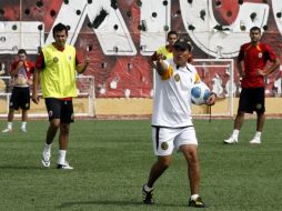 Héctor Medrano (centro) da indicaciones en el entrenamiento de Leones Negros. M. FREYRIA  /