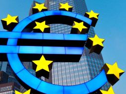 El Banco Central Europe (el edificio detrás de la escultura) fue el encargado de realizar la prueba. EFE  /