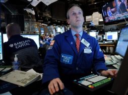Negociantes trabajan hoy, a pocos minutos de la campana de cierre de la bolsa de valores de Wall Street. EFE  /