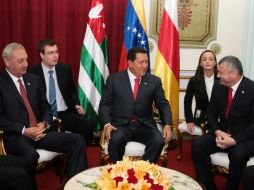 El presidente de Venezuela, da la bienvenida a los líderes de las regiones separatistas de Georgia. REUTERS  /