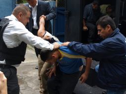 El 2 de noviembre de 2009, el mando policiaco fue detenido. Le decomisaron armas cortas, pasamontañas y radios. ESPECIAL  /