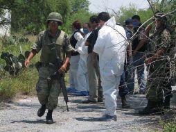 Forenses y el Ministerio Público siguen trabajando en el lugar del hallazgo de las fosas clandestinas. EL UNIVERSAL  /