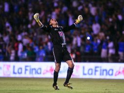 El portero del Cruz Azul, José de Jesús Corona, festeja un gol de su equipo. E. PACHECO  /
