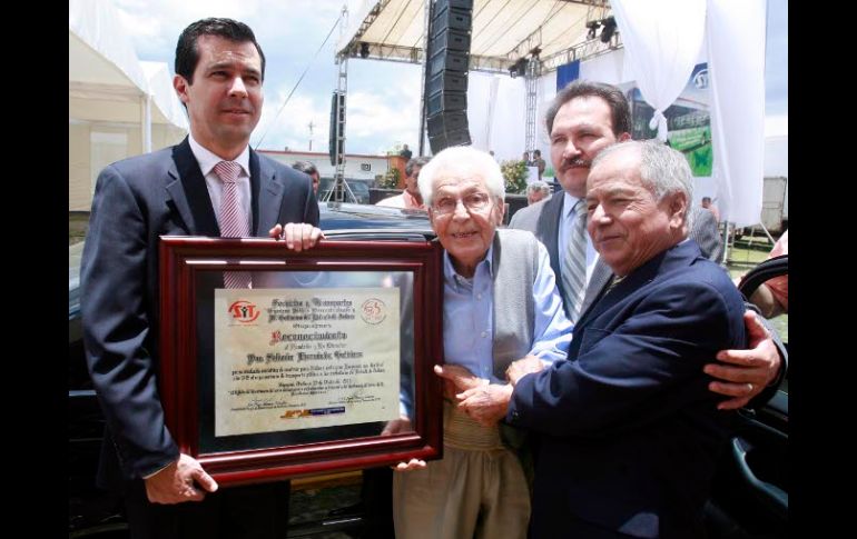 Autoridades reconocieron la trayectoria de Salvador Hernández Gutiérrez, fundador de Servicios y Transportes. A. GARCÍA  /