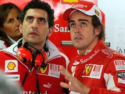 Fernando Alonso observa la telemetría de su monoplaza en el box de Ferrari. AFP  /