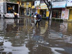 Elementos de Protección Civil hacen desasolves en la Zona Sur de la Ciudad de México, donde se acumuló agua por lluvias. EL UNIVERSAL  /