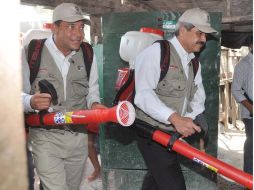 José Ángel Córdova (der.), secretario de Salud, había mencionado que el mosquito habría mutado y tomado más resistencia. EL UNIVERSAL  /