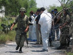 En la imagen un soldado recorre la zona en que fueron encontrados los 51 cuerpos enterrados en Nuevo León. EL UNIVERSAL  /