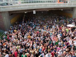 El túnel está abarrotado de personas, la gente continúa llegando y no hay salidas de emergencia para que pudieran salir. AFP  /