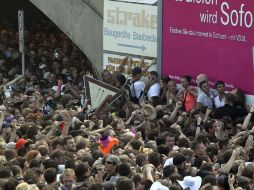 La prensa alemana dijo que había al menos 1,4 millones de personas asistentes al festival Love Parade. REUTERS  /