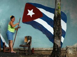 Una mujer pinta la bandera de Cuba, durante la preparación de los festejos del Día de la Rebeldía Nacional. REUTERS  /