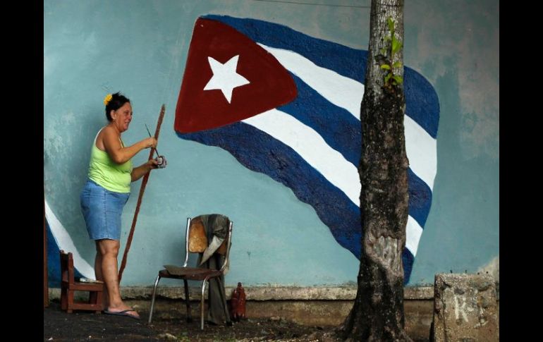 Una mujer pinta la bandera de Cuba, durante la preparación de los festejos del Día de la Rebeldía Nacional. REUTERS  /