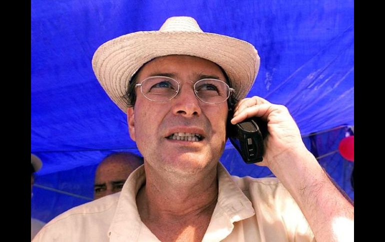 Un costarricense habla por teléfono celular. AFP  /