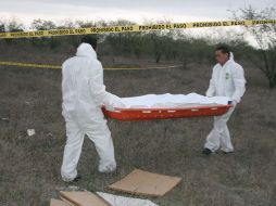 Aspecto de autoridades en la narcofosa encontrada en Nuevo León. ARCHIVO  /