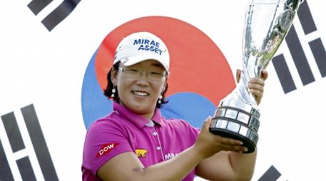 La surcoreana Jiyai Shin posa con su título del Evian Masters. AP  /