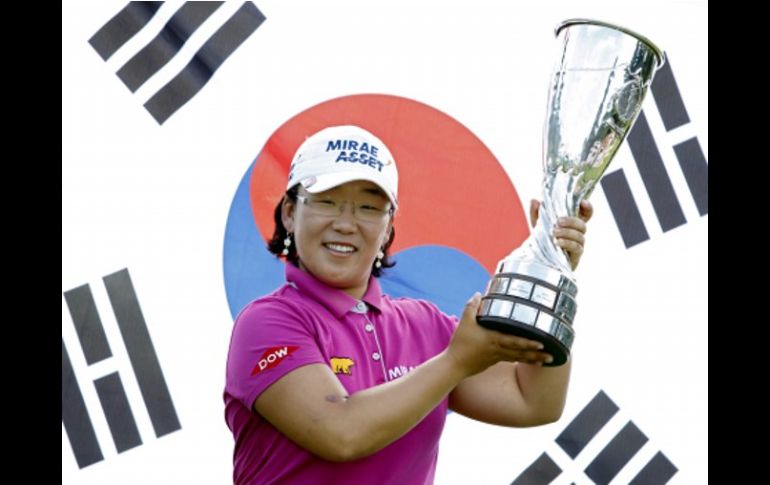 La surcoreana Jiyai Shin posa con su título del Evian Masters. AP  /