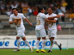 Los jugadores del Pumas festejan su victoria en el Torneo Apertura 2010. JAMMEDIA  /
