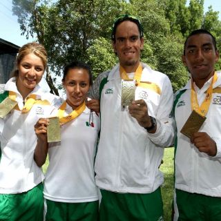 México arrasa con oro en triatlón