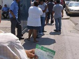 Tras el embate del huracán “Alex” por Nuevo León, unos 168 mil usuarios de CFE padecieron cortes en el suministro. ESPECIAL  /