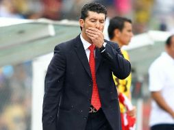 Jose Manuel 'Chepo' de la Torre sale molesto por la derrota del Toluca en CU. MEXSPORT  /