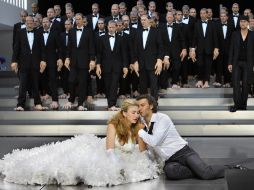 En la obra, la escenografía convierte al Caballero del Cisne en un cazador de ratas de laboratorio. AFP  /