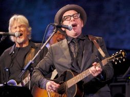 El músico británico Elvis Costello y el artista estadounidense Kris Kristofferson. EFE  /