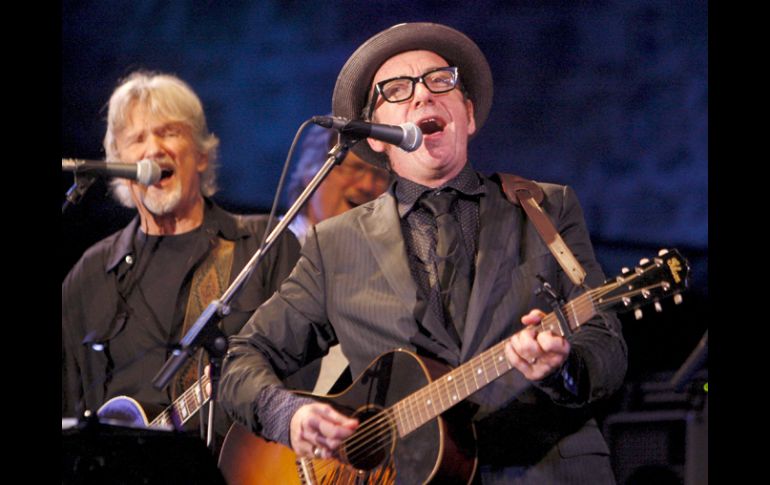 El músico británico Elvis Costello y el artista estadounidense Kris Kristofferson. EFE  /