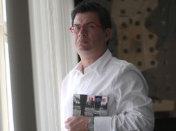El escritor promueve a la par, la revista y su libro titulado Seúl. S.NUÑEZ  /