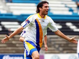 Juan Manuel Sara celebra la primera anotación de los Lobos de la BUAP. MEXSPORT  /