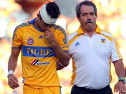 Jesús Molina deja el campo de juego luego del encontronazo con el portero Carlos Bossio. MEXSPORT  /