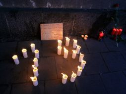 Velas en un túnel donde ocurrió una estampida humana en el festival alemán Love Parade; la cifra de muertos subió a 19. REUTERS  /