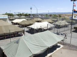 Imagen de la llamada ''cárcel de las carpas''. Ahí se detendrán a quienes intenten entrar a Arizona de manera ilegal. EFE  /