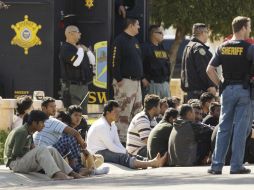 Oficiales adscritos al polémico Sheriff de Maricopa, Joe Arpaio, vigilan a más de 30 inmigrantes indocumentados. AP  /