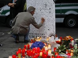 Un hombre firma una tabla de condolencias para las 19 víctimas de la tragedia en Duisburgo, Alemania. REUTERS  /
