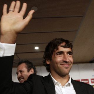 Raúl, emocionado, se despide del Real Madrid después de 16 años