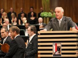 El director de orquesta argentino-israelí Daniel Barenboim pronuncia un discurso durante la inauguración del Festival. EFE  /