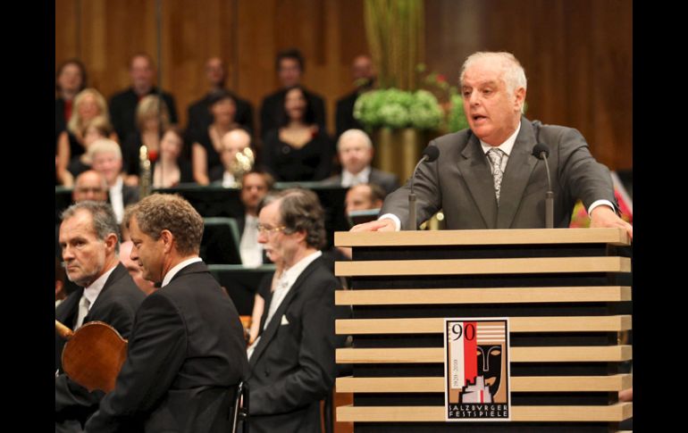El director de orquesta argentino-israelí Daniel Barenboim pronuncia un discurso durante la inauguración del Festival. EFE  /