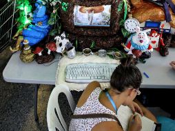 En el Campus Party se pueden observar a miles de mujeres fanáticas de la internet. EFE  /
