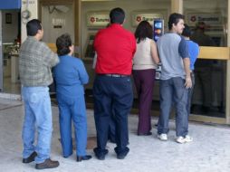 Banxico publicó hoy nuevas políticas para el cobro de comisiones por el uso de cajeros automáticos. INFORMADOR ARCHIVO  /