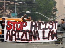 Personas colocaron este lunes en puentes de una autopista de Los Angeles carteles en contra la ley antiinmigrante de Arizona. AP  /