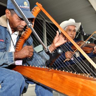 Totonacos donan arpa a museo