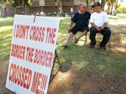 Opositores a ley migratoria se manifiestan este lunes afuera del palacio de justicia de Phoenix, Arizona. AP  /