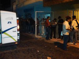 Peritos delIJCF y  camilleros trasladaron los cuerpos a la Morgue metropolitana. O. RUVALCABA  /