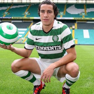 Presenta el Celtic a Efraín Juárez