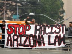 Manifestantes piden un alto a la Ley Antiinmigrantes, próxima a entrar en vigor en Arizona. AP  /