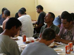 Migrantes comen en un albergue en Sonora. También hay albergues operados por organizaciones religiosas, como éste. REUTERS  /