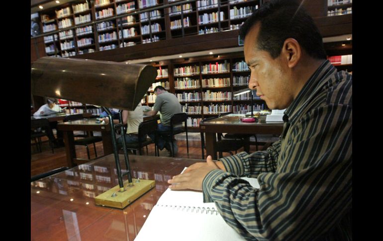 Jesús Calvillo es el encargado del área para invidentes de la Biblioteca Octavio Paz. E. BARRERA  /