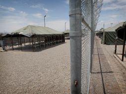 Casas de campaña en la cárcel de Phoenix, dispuestas para albergar a inmigrantes ilegales arrestados bajo la nueva ley de Arizona. AP  /
